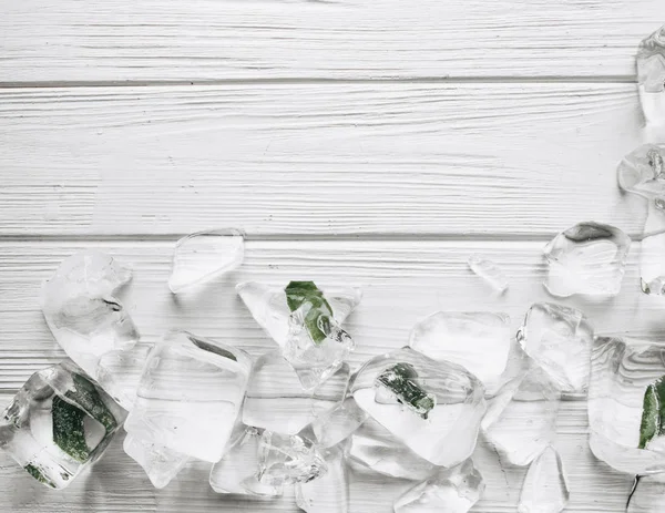 Flache Lage Von Eiswürfeln Mit Gefrorener Aloe Auf Weißem Holztisch — Stockfoto