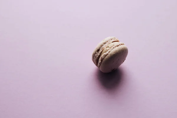 Delicioso Macarrón Sobre Mesa Púrpura Postre Dulce — Foto de Stock