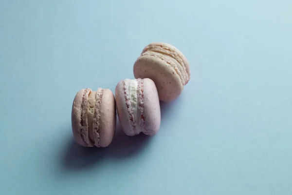 Composición Deliciosos Macarrones Sobre Mesa Azul Postre Dulce —  Fotos de Stock