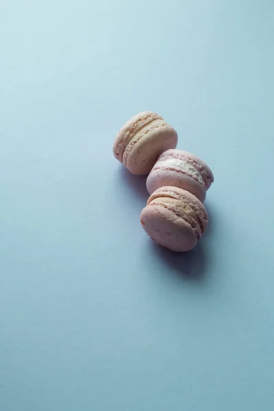 Composição Deliciosos Macaroons Mesa Azul Sobremesa Doce — Fotografia de Stock