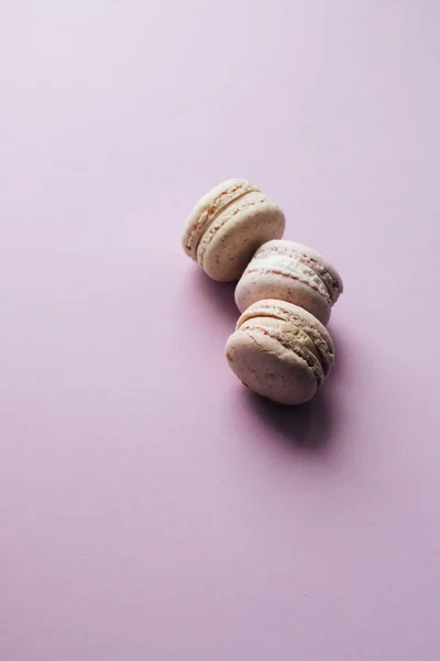 Composition Délicieux Macarons Sur Table Violette Dessert Sucré — Photo