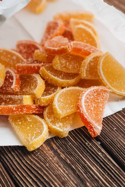 Pila Naranjas Confitadas Dulces Sobre Mesa Madera — Foto de Stock