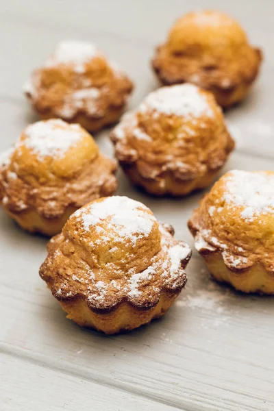 Deliciosos Cupcakes Doces Mesa Madeira Branca Deliciosa Sobremesa Caseira — Fotografia de Stock