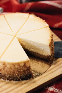 lezzetli ev yapımı cheesecake adet ahşap tahta üzerinde 