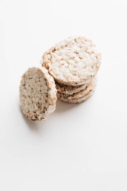 NET ekmek dilimleri beyaz arka plan üzerinde izole sağlıklı kahvaltı