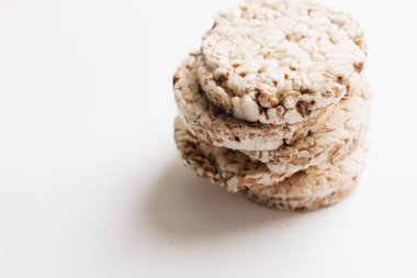 NET ekmek dilimleri beyaz arka plan üzerinde izole sağlıklı kahvaltı