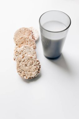 gevrek ekmek ve süt beyaz arka plan üzerinde sağlıklı izole kahvaltı cam