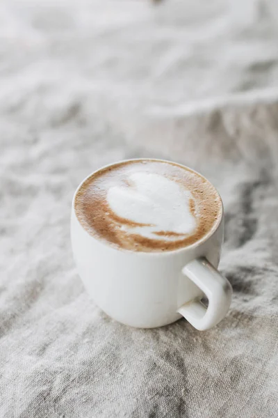 Xícara Branca Café Pano Rústico Forma Coração Cappuccino Espuma — Fotografia de Stock