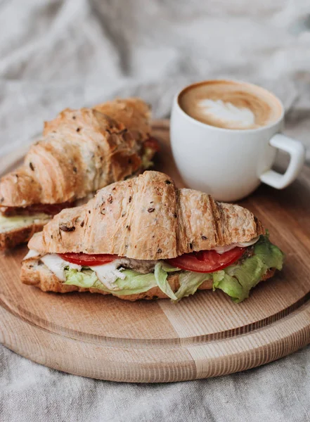 Xícara Branca Café Croissants Placa Madeira — Fotografia de Stock