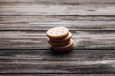 ahşap masa üzerinde çıtır kraker yığını