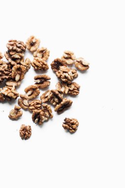 Kabuklu ceviz beyaz arka plan üzerinde sağlıklı beslenme kavramı izole yığını