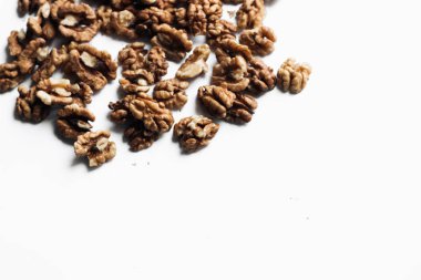 Kabuklu ceviz beyaz arka plan üzerinde sağlıklı beslenme kavramı izole yığını