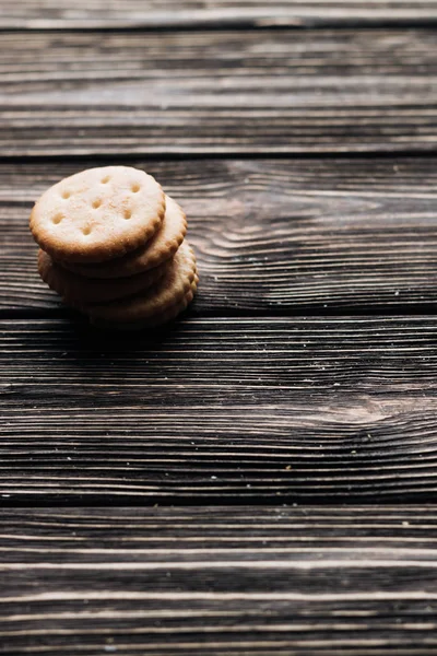 Pila Galletas Crujientes Mesa Madera —  Fotos de Stock