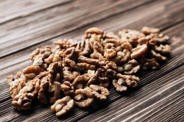 Kabuklu ceviz ahşap zemin, sağlıklı beslenme kavramı üzerine yığını