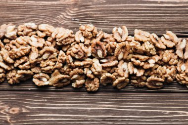 Kabuklu ceviz ahşap zemin, sağlıklı beslenme kavramı üzerine yığını