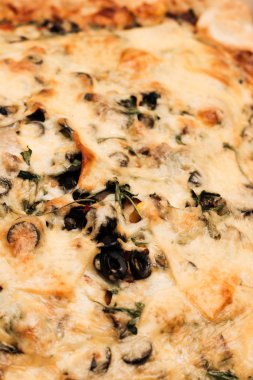 peynir ve zeytin, geleneksel İtalyan mutfağının lezzetli pizza 