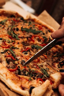 peynir, ruccola ve zeytin lezzetli pizza Dilimleme el