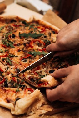 peynir, ruccola ve zeytin lezzetli pizza Dilimleme kadın