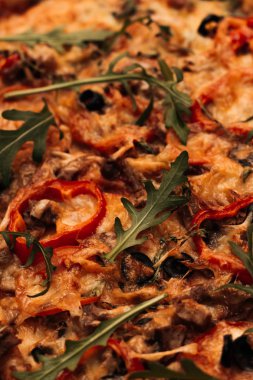 peynir, ruccola ve zeytin, geleneksel İtalyan mutfağının lezzetli pizza 