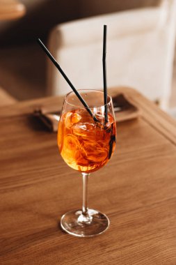 buz küpleri, limon ve ahşap masa üzerinde uçan kuştan lezzetli kokteyl