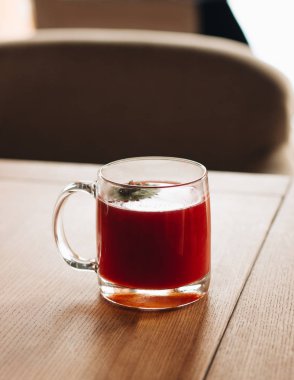 ahşap masa üzerinde cam kupa lezzetli taze gaspacho 