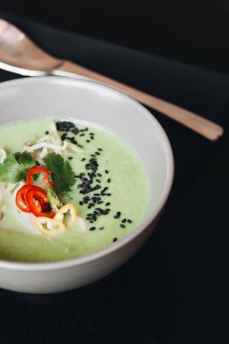 Beyaz kase lezzetli yeşil baharatlı çorba 