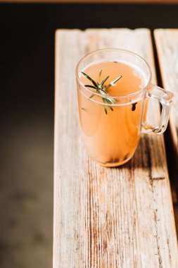 rosemary ile lezzetli meyve çay, ahşap masa üzerinde sağlıklı içecek 