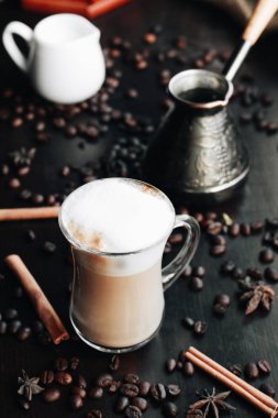 lezzetli kahve siyah masada kahve fincan