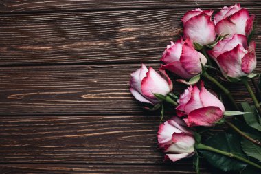 ahşap plakalar arka plan, Sevgililer kartı arka plan üzerinde güzel pembe güller