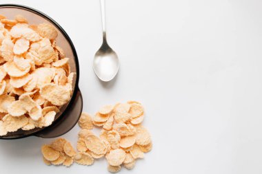 lezzetli çıtır Mısır gevreği beyaz arka plan, ıslak zeminde sağlıklı kahvaltı