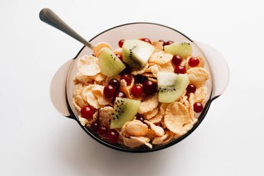 kivi parçaları ve kızılcık kase beyaz arka plan, portre, sağlıklı kahvaltı lezzetli çıtır Mısır gevreği 