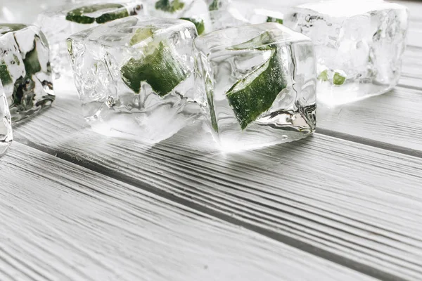 Plat Leggen Van Ijsblokjes Met Bevroren Aloë Binnen Witte Houten — Stockfoto