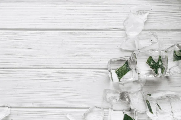 Flache Lage Von Eiswürfeln Mit Gefrorener Aloe Auf Weißem Holztisch — Stockfoto