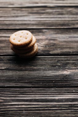 ahşap masa üzerinde çıtır kraker yığını