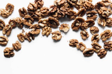 Kabuklu ceviz beyaz arka plan üzerinde sağlıklı beslenme kavramı izole yığını