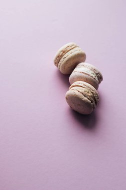 kompozisyon mor tablo, tatlı tatlı lezzetli renkli macaroons 