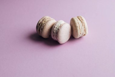 kompozisyon mor tablo, tatlı tatlı lezzetli renkli macaroons 