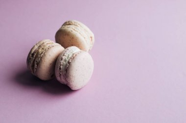 kompozisyon mor tablo, tatlı tatlı lezzetli renkli macaroons 