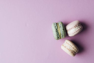 kompozisyon mor tablo, tatlı tatlı lezzetli renkli macaroons 