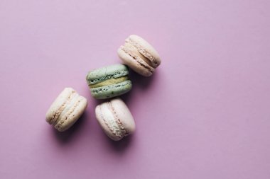 kompozisyon mor tablo, tatlı tatlı lezzetli renkli macaroons 