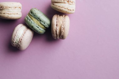 kompozisyon mor tablo, tatlı tatlı lezzetli renkli macaroons 