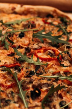 peynir, ruccola ve zeytin, geleneksel İtalyan mutfağının lezzetli pizza 