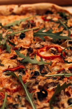 peynir, ruccola ve zeytin, geleneksel İtalyan mutfağının lezzetli pizza 