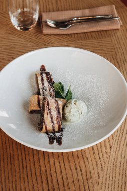 lezzetli elma strudel beyaz plaka üzerinde dondurma ile 