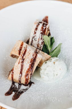 lezzetli elma strudel beyaz plaka üzerinde dondurma ile 