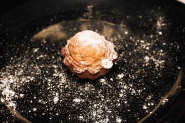 siyah masada pudra şekeri ile lezzetli tatlı kek