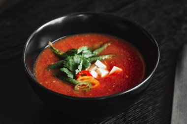 maydanoz ve karabiber ile lezzetli domates çorbası