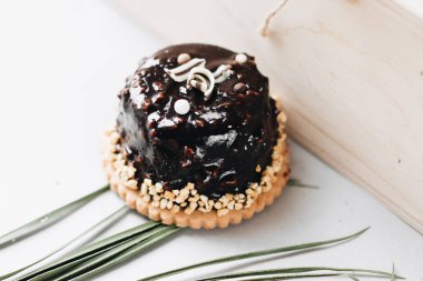 yaprakları, tatlı tatlı ile beyaz tabloda lezzetli çikolatalı kek 