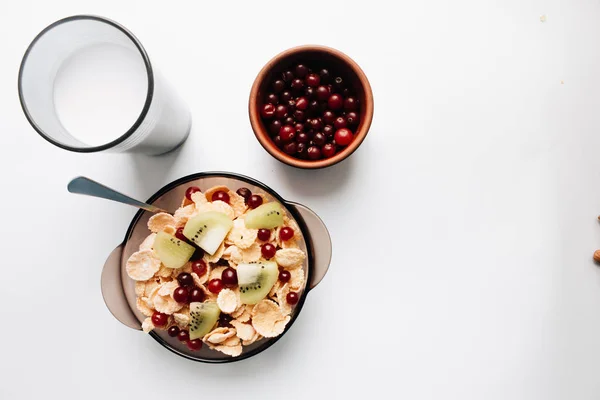 Köstliche Knusprige Cornflakes Mit Kiwi Stücken Und Preiselbeeren Glas Milch — Stockfoto