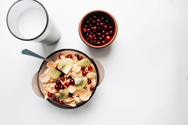 Köstliche Knusprige Cornflakes Mit Kiwi Stücken Und Preiselbeeren Glas Milch — Stockfoto